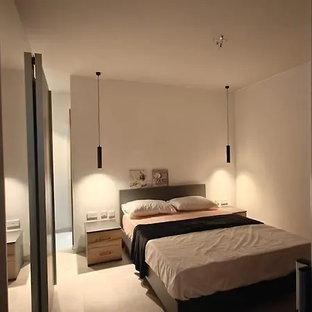 Modern 2 Twin Bedroom Penthouse