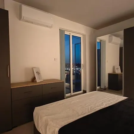 Modern 2 Twin Bedroom Penthouse شقة